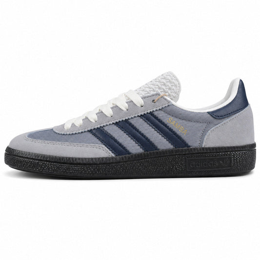 Adidas Samba OG gris hielo bandas azul marino suela negra perfil izquierdo