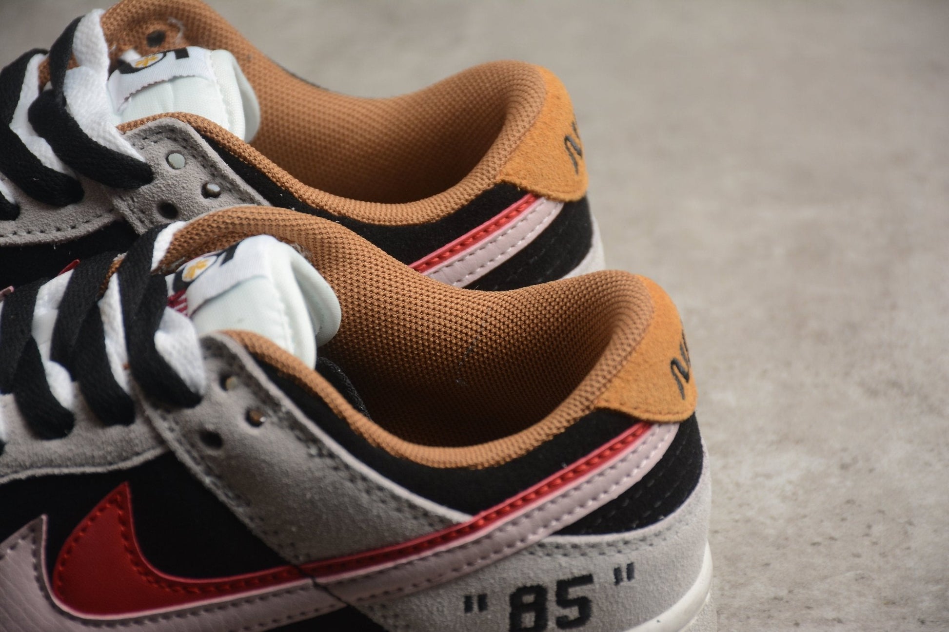 Essenza Rosa Dunk Low “85” Grey / Black / Red | sapatilhas Sole Rua