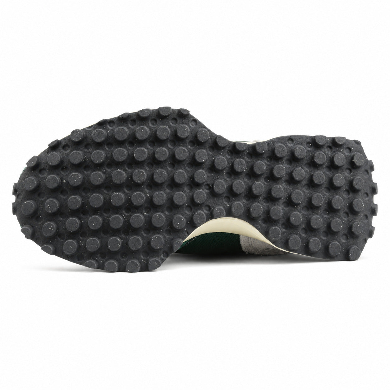 New Balance 327 verde bosque y crema, suela gris oscuro con tacos vista inferior